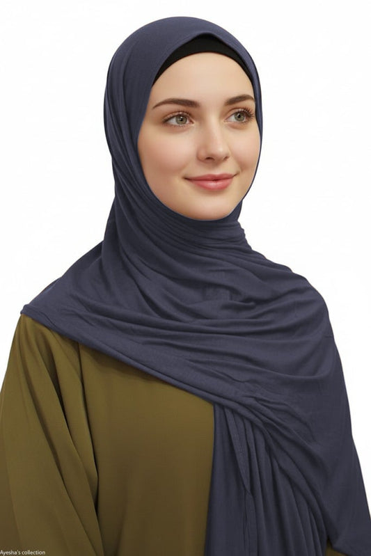 Woman wearing a dusty blue hijab.